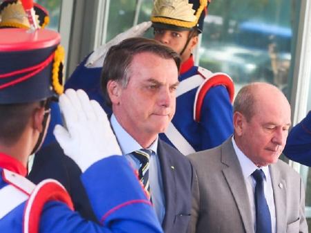 Ministro da Defesa deixa Forças Armadas indefesas - 14/06/2020 - UOL Notícias