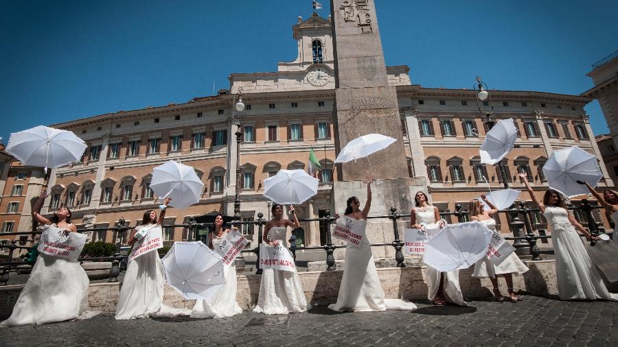 Mulheres vestidas de branco protestaram hoje em frente à Fontana di Trevi contra medidas restritivas nas cerimônias - Getty Images