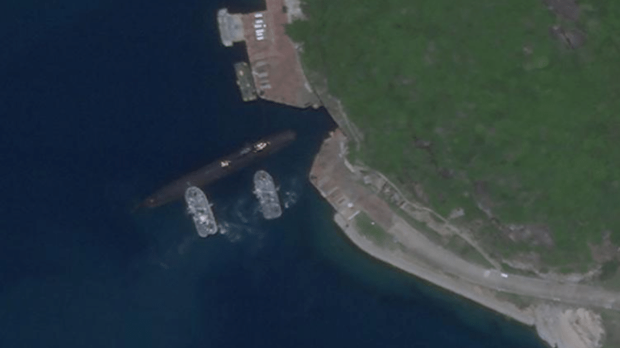 Imagem de satélite de 18 de agosto de 2020 parece mostrar um submarino chinês usando uma base subterrânea na Ilha de Hainan, no Mar da China Meridional - Reprodução / Planet Labs Inc