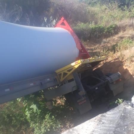 Veículo que transportava a hélice saiu da estrada - Reprodução/Instagram @diariodonordeste