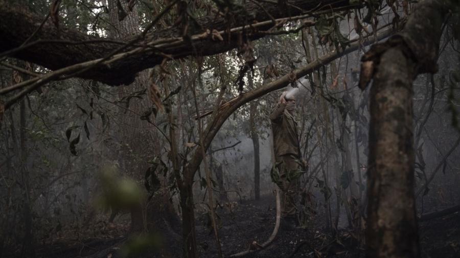 Homem combate incêndio no Pantanal - Mauro Pimentel/AFP