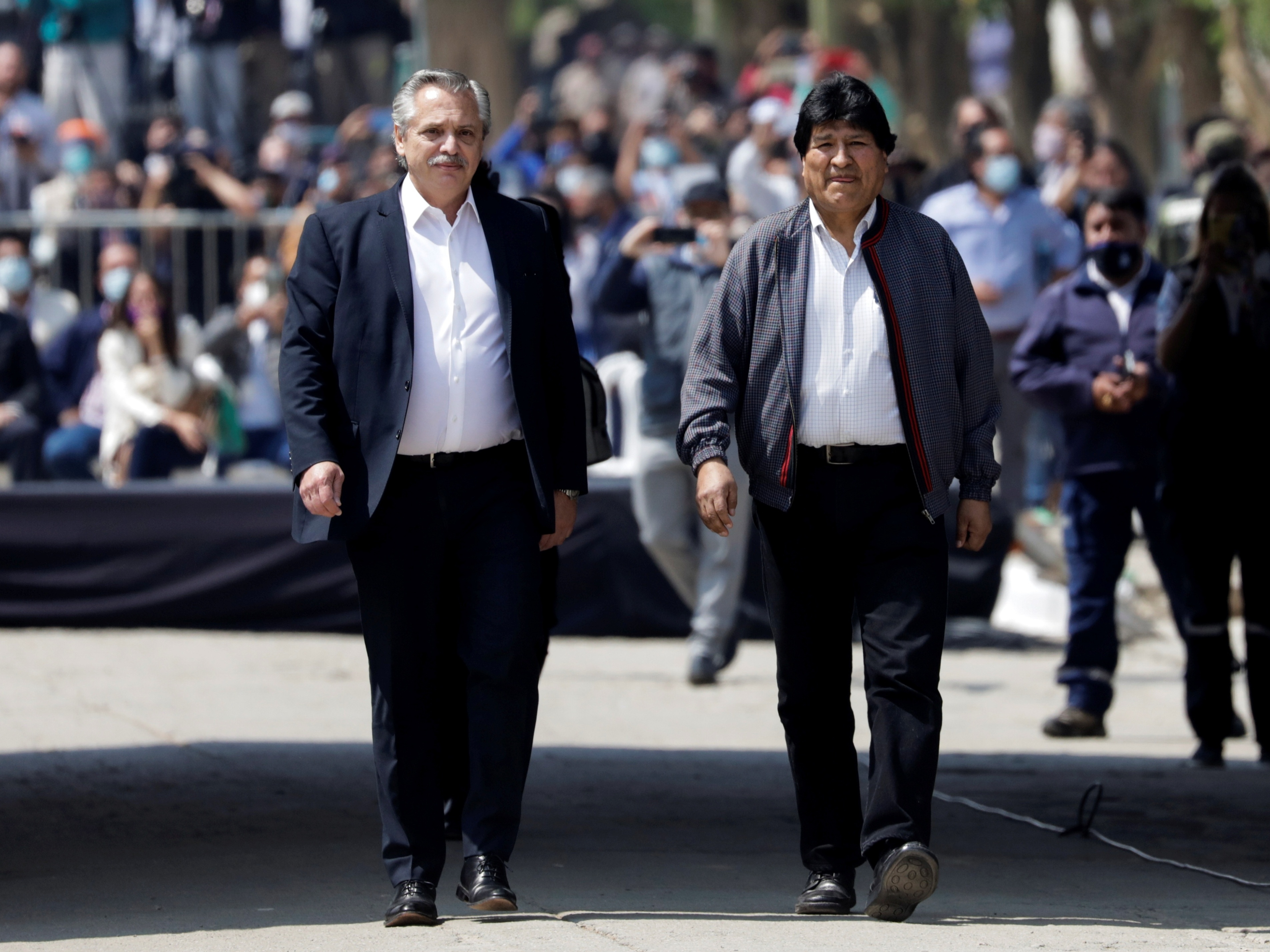 Após um ano de exílio, Evo Morales deixa a Argentina e retorna à Bolívia