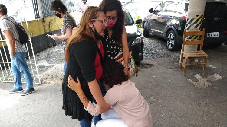 Familiares de vítimas da chacina choram após o anúncio da absolvição de ex-PM e guarda civil - Marcelo Oliveira/UOL - Marcelo Oliveira/UOL