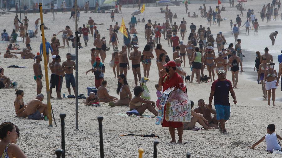 Movimentação de banhistas na praia de Copacabana, zona sul do Rio de Janeiro, neste domingo (18) - Reginaldo Pimenta/Estadão Conteúdo