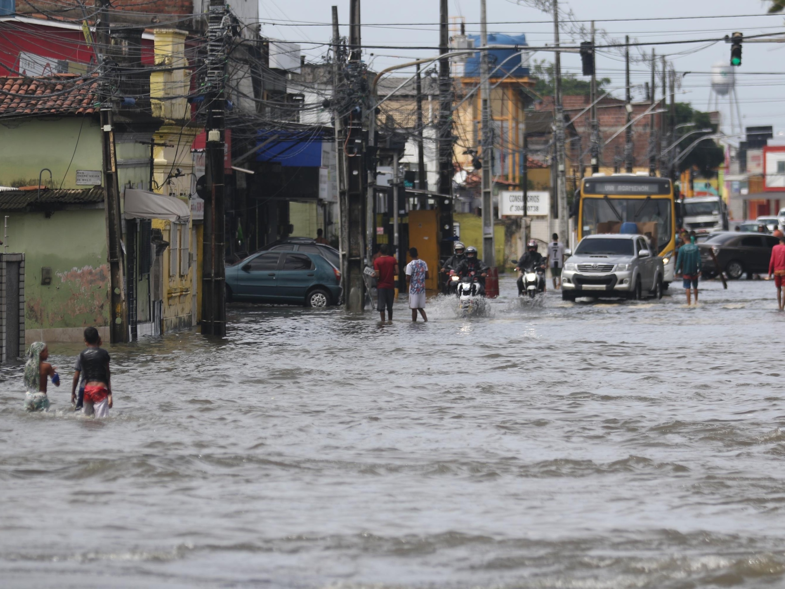 Chuva Forte: Rio Transborda e Alaga Ruas em várias Cidades da Região  Nordeste de Minas.  Chuva Forte: Rio Transborda e Alaga Ruas em várias  Cidades da Região Nordeste de Minas. Balanço