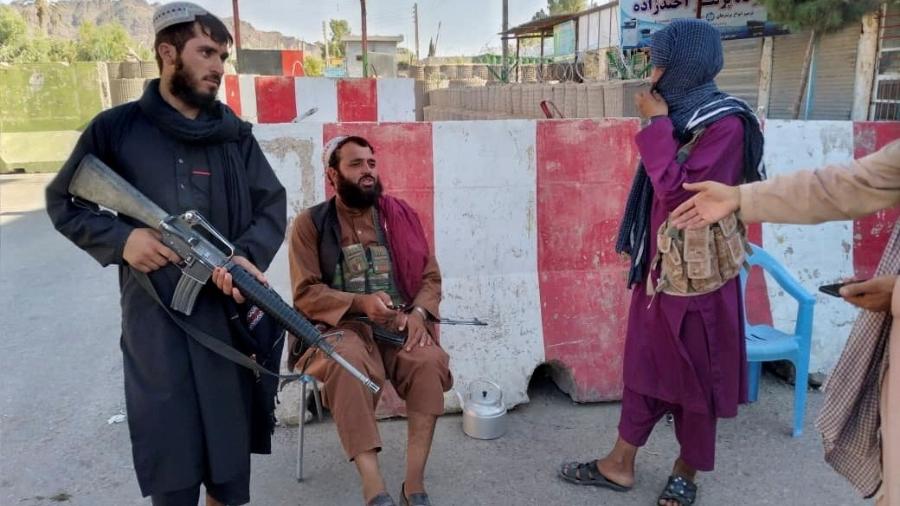 Soldados do Talibã montam guarda em Farah durante retomada do poder no Afeganistão - Stringer/Reuters