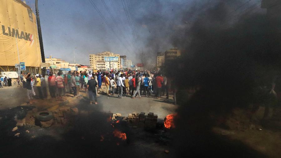 25.out.2021 - Manifestantes sudaneses usam tijolos e queimam pneus para bloquear via na capital Cartum, para denunciar detenções noturnas pelo exército de membros do governo - AFP