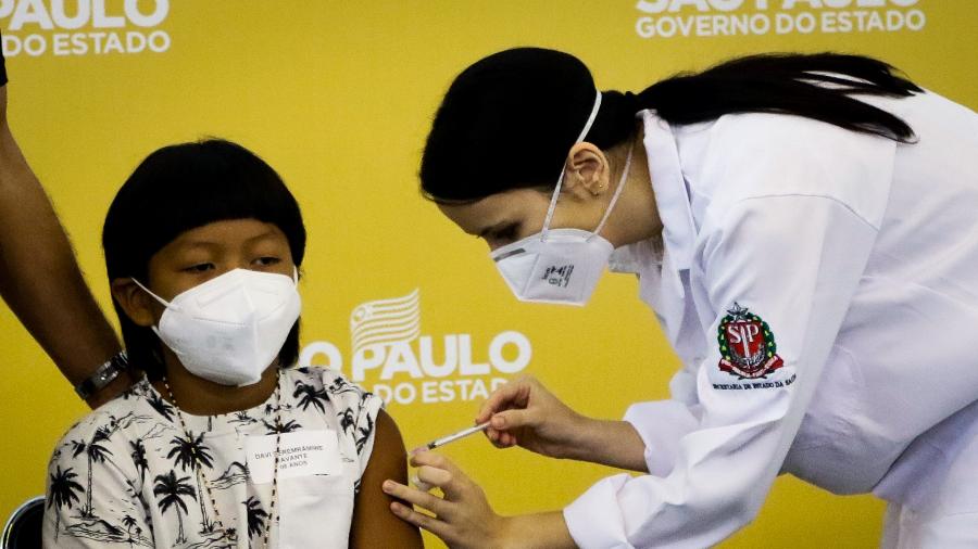A enfermeira Jessica vacina Davi, 8, primeira criança a ser vacinada contra a covid no Brasil 