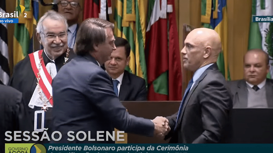 Jair Bolsonaro cumprimentou o ministro do STF Alexandre de Moraes - Reprodução/TV Brasil