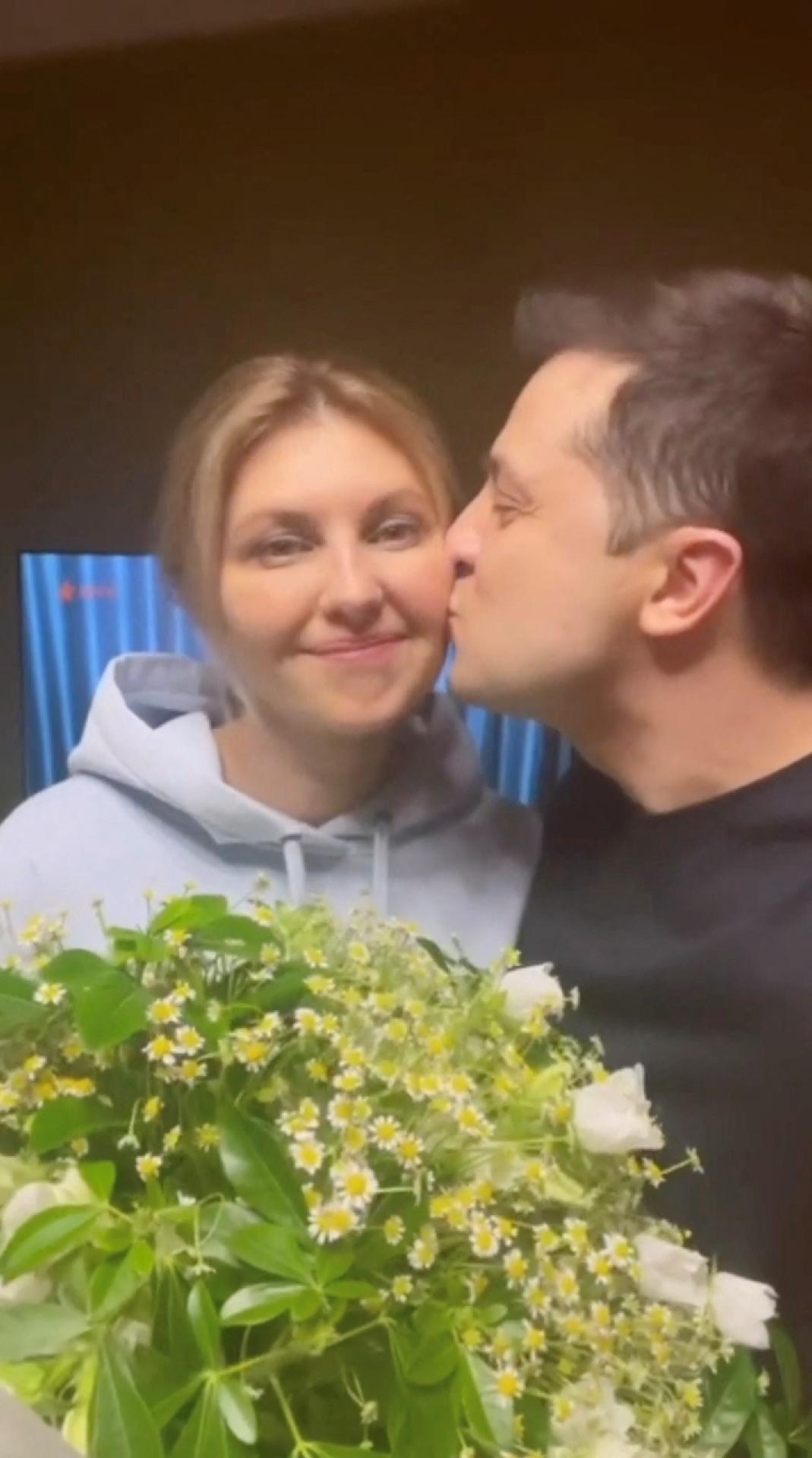 07.Jun.2022 - Volodymyr Zelenskiy kisses the cheek of his wife Olena Zelenska, who has become a symbol of resistance in the country.  - via Volodymyr Zelenskiy/REUTERS