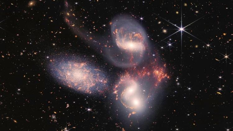 12 de julio de 2022: Stefan's Quintet: un grupo de cinco galaxias ubicadas en la constelación de Pegaso, a unos 290 millones de años luz de la Tierra;  Imagen tomada por James Webb - NASA, ESA, CSA y STScI - NASA, ESA, CSA y STScI