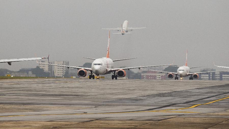 Aviões na pista principal do aeroporto de Congonhas, em São Paulo, onde os ventos fortes causaram arremetidas de seis voos entre o fim da manhã e início da tarde de quinta (13) - Eduardo Knapp/Folhapress