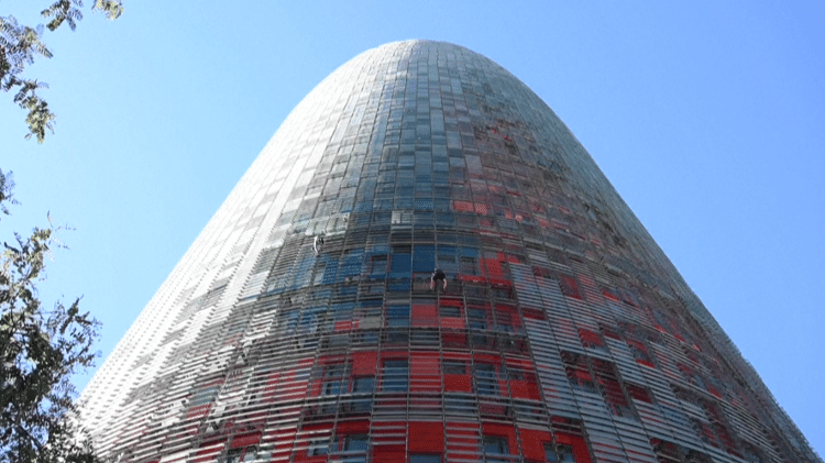 The Torre Glories building is approximately 144 meters high and is located in Barcelona, ​​Spain.