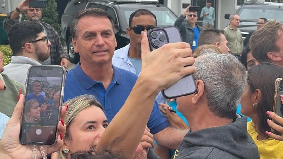 Bolsonaro com apoiadores em frente à casa onde se hospedou, em Orlando - UOL