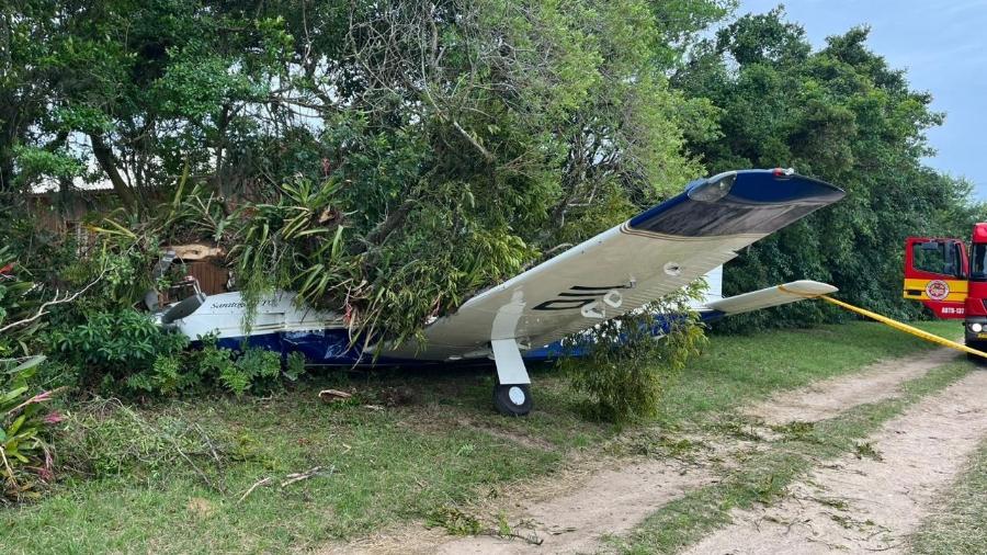 Passageiros não ficaram feridos; piloto foi levado ao hospital  - Divulgação/Corpo de Bombeiros de SC