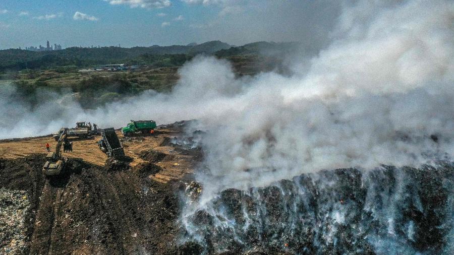 Vista aérea de incêndio no depósito de lixo Cerro Patacon, principal do Panamá, que levantou uma nuvem de fumaça "altamente tóxica" sobre áreas povoadas próximas à capital - 14.fev.23 - Luis Acosta/AFP