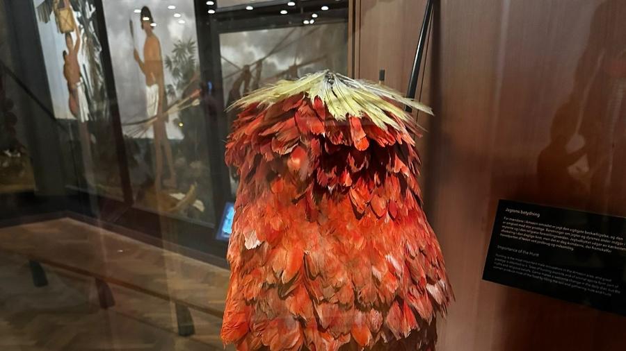 Manto tupinambá em exposição no Museu Nacional da Dinamarca