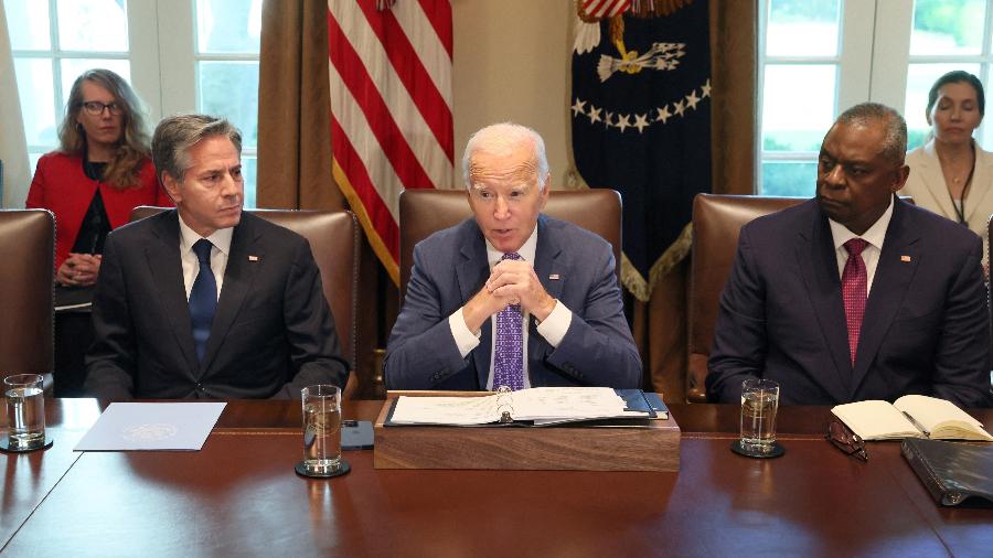 O presidente dos EUA, Joe Biden, ao lado do secretário de Estado Antony Blinken (esquerda) e do secretário da Defesa Lloyd Austin (direita)