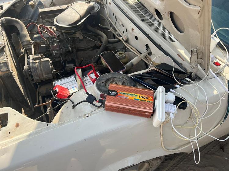 Brasileiros que vivem na Faixa de Gaza contam que usam baterias de carro para carregar celulares