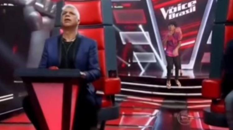 É falso que homem cantou música 'Volta Bolsonaro' no The Voice Brasil