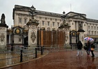Homem bate o carro contra portões do Palácio de Buckingham em Londres