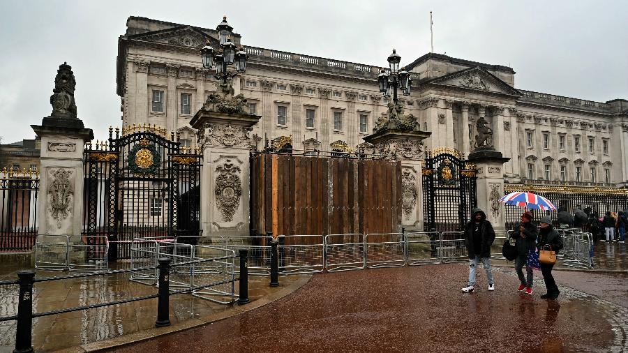 Portões do Palácio de Buckingham são cercados após colisão de carro