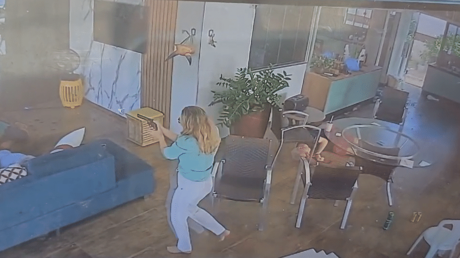 Câmera de segurança de casa gravou momento em que mãe e filho atiraram contra família