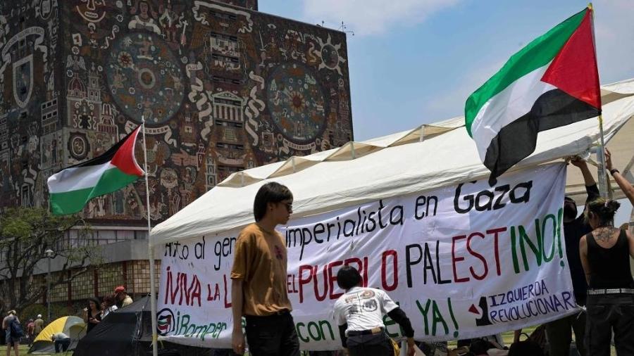 Estudantes erguem tenda em frente ao prédio da reitoria da Universidade Autônoma do México