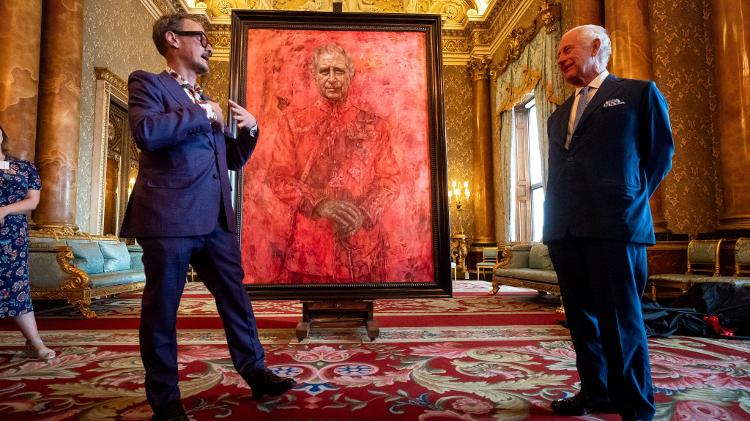 O Palácio de Buckingham revelou ontem o primeiro retrato oficial de Charles III desde a coroação. A silhueta do rei foi pintada pelo artista britânico Jonathan Yeo, famoso por retratar personalidades