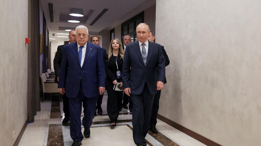 O presidente russo, Vladimir Putin, e o presidente palestino, Mahmoud Abbas, caminham durante uma reunião em uma residência nos arredores de Moscou, Rússia, em 13 de agosto de 2024