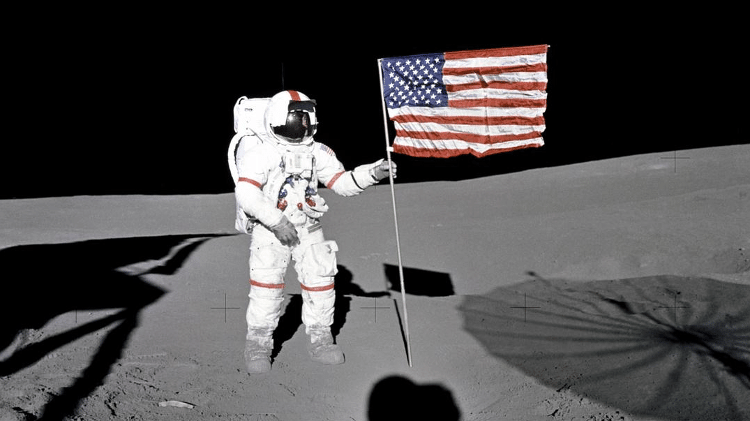 Em 5 de fevereiro de 1971, a missão Apollo 14 aterrissou na Lua Em 5 de fevereiro de 1971, a missão Apollo 14 aterrissou na Lua