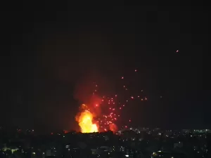 Ataque de Israel mata 10 bombeiros no sul do Líbano