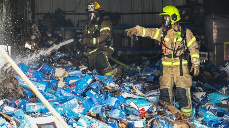 7.out.2024 - Bombeiros tentam controlar fogo após ataque aéreo a Kfar Chabad