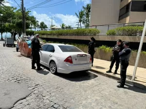 Homem tenta furtar carro, fica trancado dentro do veículo e é preso em AL