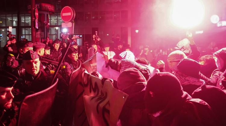 Manifestantes pró-palestinos entram em confronto com a polícia em Paris às vésperas de partida entre as seleções da França e de Israel 