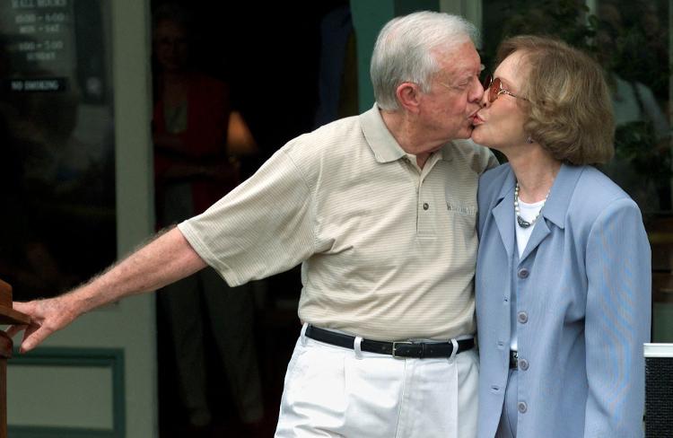 Jimmy Carter ao lado da esposa, Rosalynn, em foto de 2002. Eles ficaram 77 anos juntos, até a morte da ex-primeira-dama em novembro de 2023, aos 96 anos