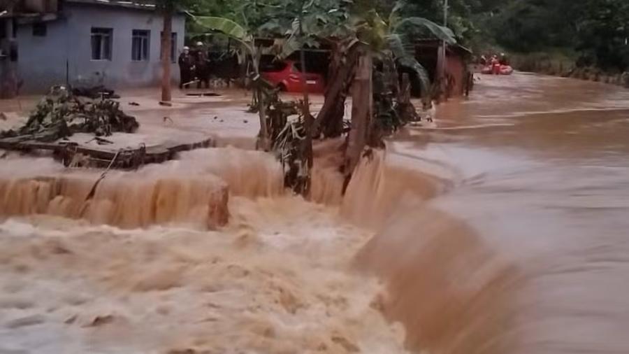 Tempestade em Maripá de Minas (MG) provocou enxurrada e quase levou família, que precisou ser resgatada pelo Corpo de Bombeiros