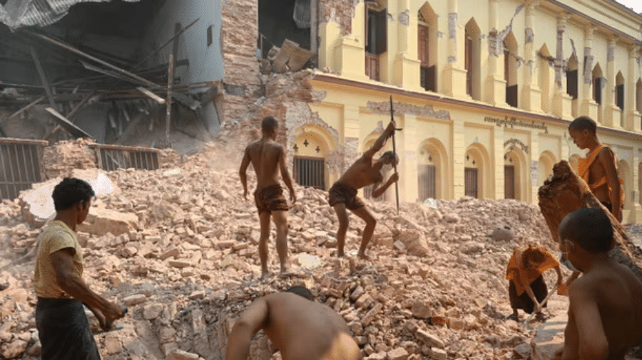 Voluntários e monges budistas limpam escombros do mosteiro Thahtay Kyaung, em Mandalay, dias após o terremoto que atingiu o centro de Mianmar e deixou mais de 3.300 mortos Voluntários e monges budistas limpam escombros do mosteiro Thahtay Kyaung, em Mandalay, dias após o terremoto que atingiu o centro de Mianmar e deixou mais de 3.300 mortos