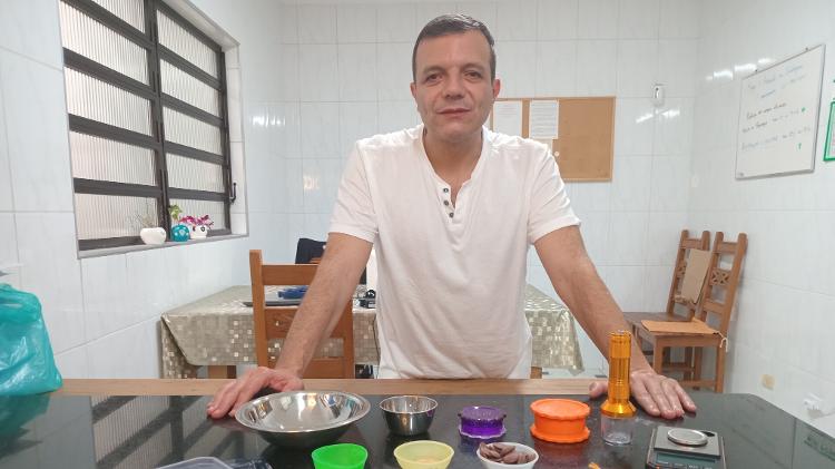 O terapeuta Alexandre Leitão mostra ingredientes e utensílios para a elaboração dos O terapeuta Alexandre Leitão mostra ingredientes e utensílios para a elaboração dos