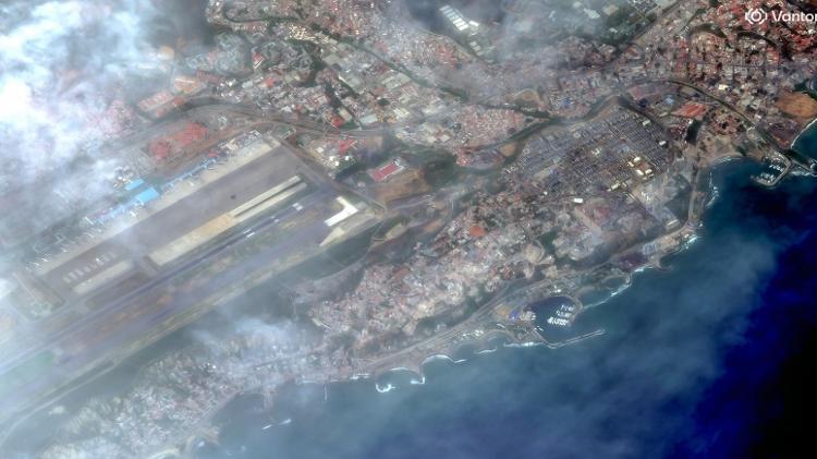 Imagem de satélite da Vantor mostra danos generalizados causados pelo terremoto, com prédios residenciais desabados, áreas industriais danificadas e infraestrutura afetada em La Guaira