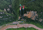Elevadores em cânion reduzem trajeto escolar de crianças na China em 2h30