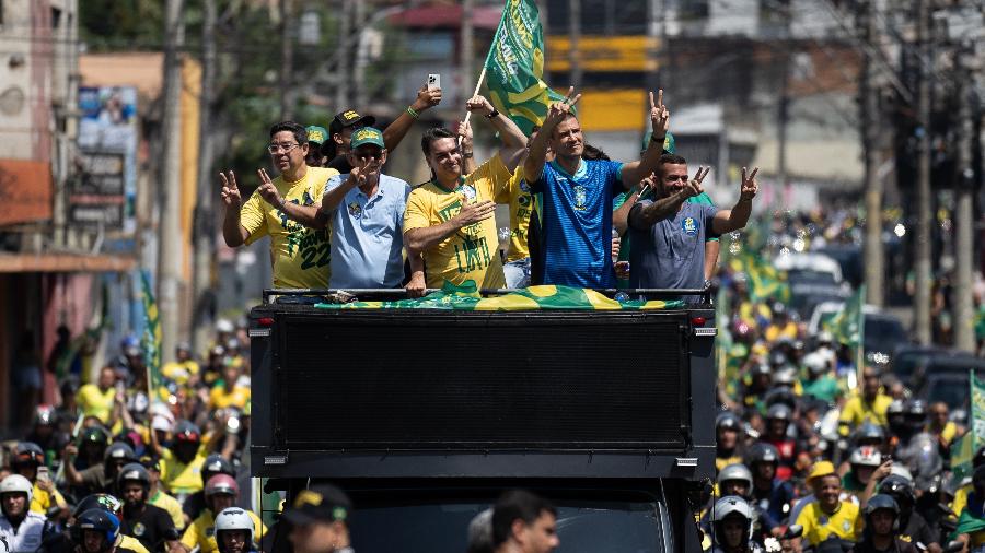 10.out.2026: O candidato à Presidência da República pelo PL, Flávio Bolsonaro, durante moto-carreata em São Gonçalo, com a presença de Douglas Ruas 10.out.2026: O candidato à Presidência da República pelo PL, Flávio Bolsonaro, durante moto-carreata em São Gonçalo, com a presença de Douglas Ruas
