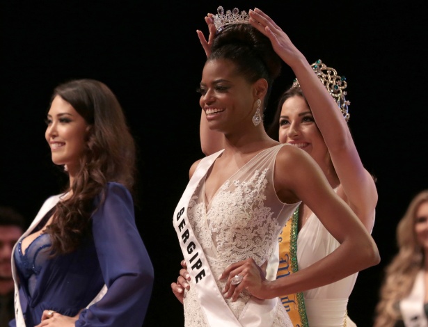 Ana Luísa Castro, candidata de Sergipe, recebe a coroa de Miss Mundo Brasil 2015 - Marco Dutra/UOL