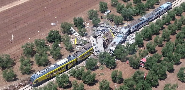 Dois trens se colidiram em uma ferrovia na região entre as cidades de Corato e Andria - Vigili del Fuoco/ AFP