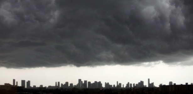 Nuvens negras passam por Miami, na Flórida, nesta imagem de agosto de 2010 - Carlos Barria/ Reuters