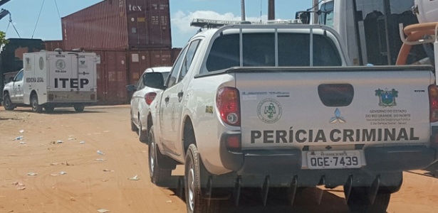 Carros da perícia criminal chegam na penitenciária de Alcaçuz para recolher corpos - Beto Macário/UOL