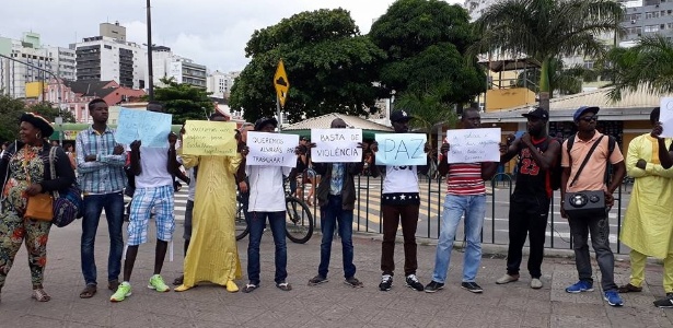 Refugiados protestam no centro de Florianópolis contra agressões policiais que dizem sofrer - Janaína Santos/UOL