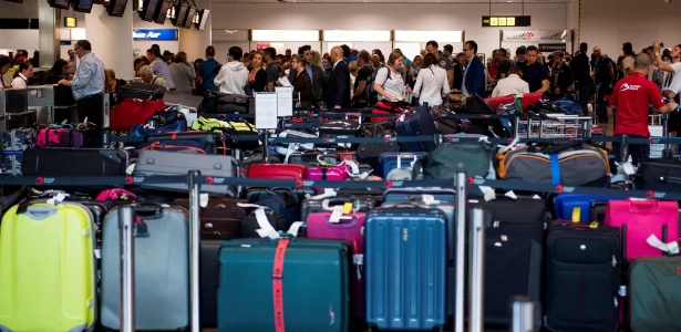 Bagagens são dispostas na área de check-in do aeroporto de Bruxelas, na Bélgica - Jasper Jacobs/ Belga via AFP