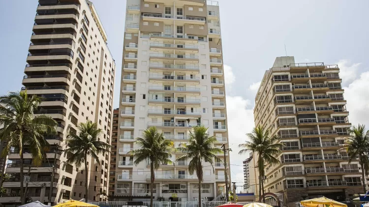 Fachada do edifício Solaris, na praia das Austúrias, no Guarujá (SP) - Eduardo Knapp/Folhapress - Eduardo Knapp/Folhapress