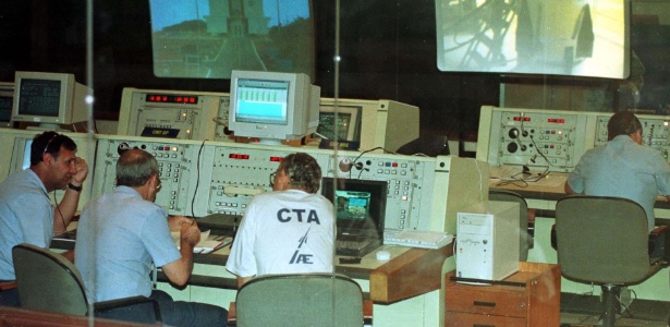 11.dez.1999 - Vista parcial da Sala de Controle do Centro de Lançamento de Alcântara (CLA), na cidade de Alcântara, no Maranhão, no momento dos últimos ajustes para o lançamento do foguete VLS1 V02, que levava a bordo o satélite Saci 2 - Dida Sampaio/Estadão Conteúdo